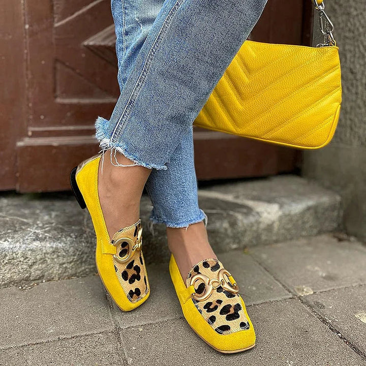 Karin – Gul loafer med djurmönstrad detalj