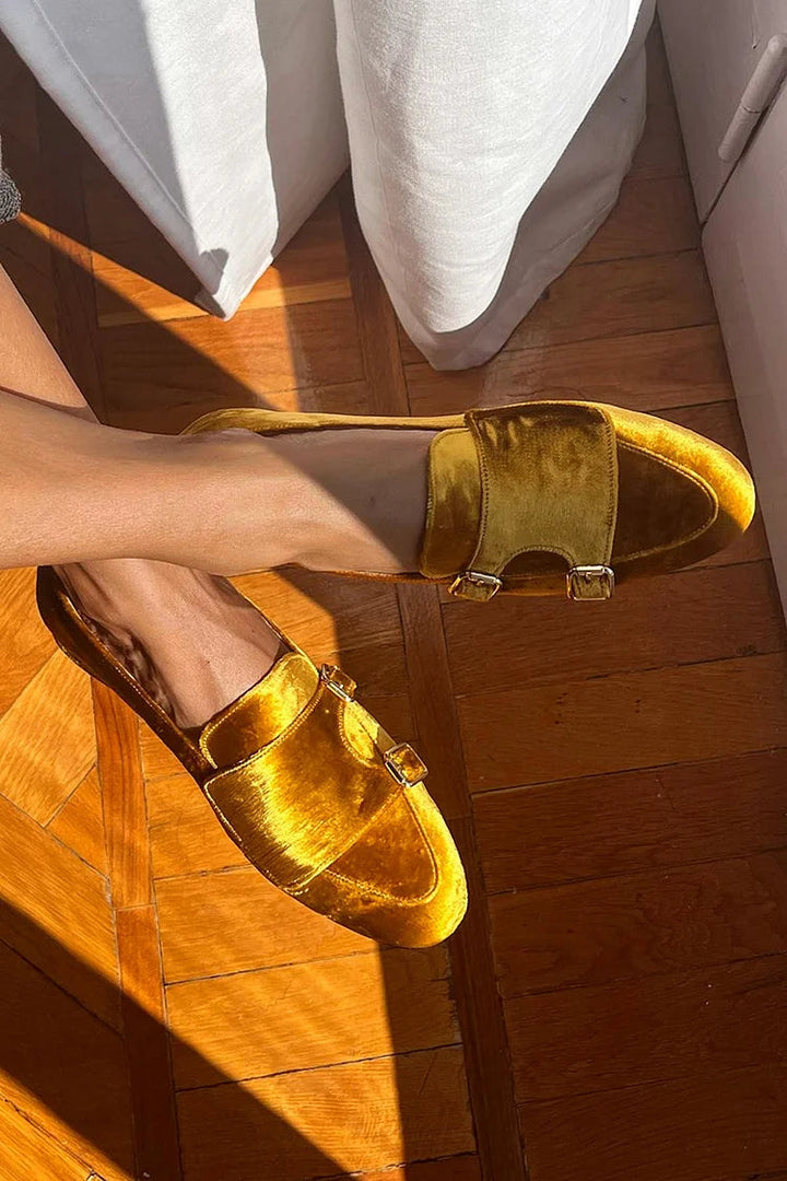 Frida – Sammetsloafers med dekorativa spännen