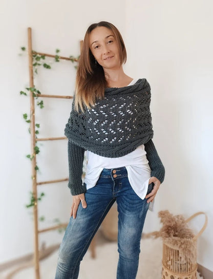 Nanny – Stickad sjal-tröja med spetsmönster