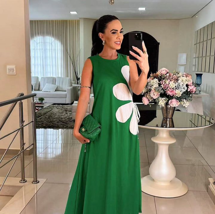Louise – Ärmlös maxiklänning med blomapplikation
