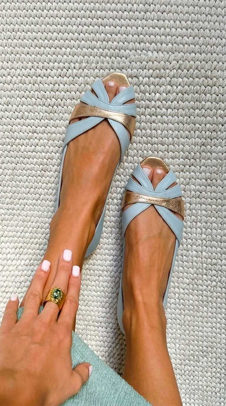 Maja – Platta sandaler med korslagda remmar