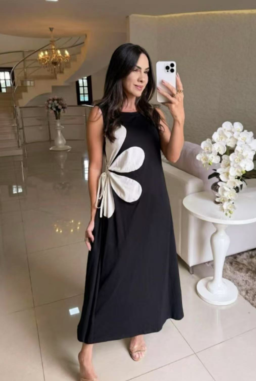 Louise – Ärmlös maxiklänning med blomapplikation