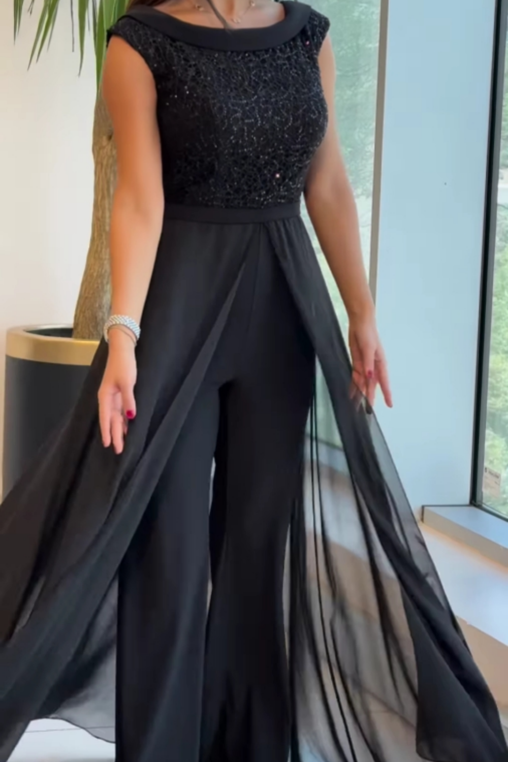 Margit – Festjumpsuit med chiffongkjol och paljetter