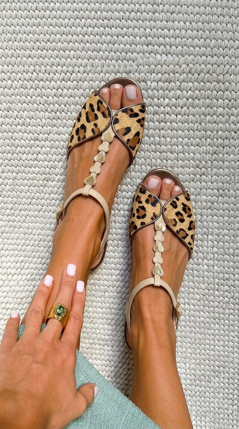 Ragnhild – Platta sandaler med leopardmönster och hjärtan