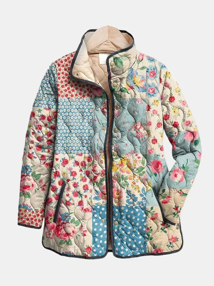 Olivia – Vadderad jacka med patchwork-blommor