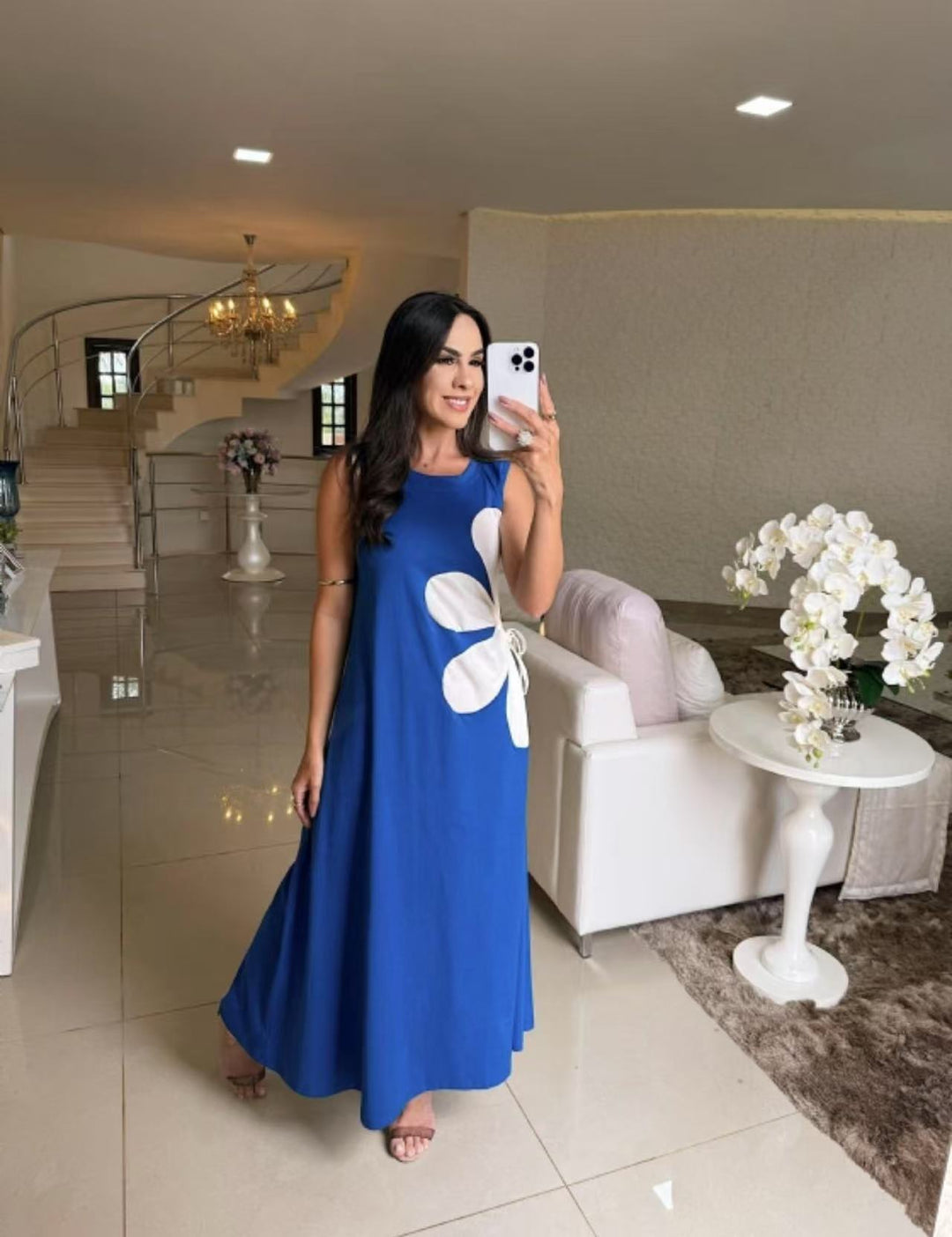 Louise – Ärmlös maxiklänning med blomapplikation