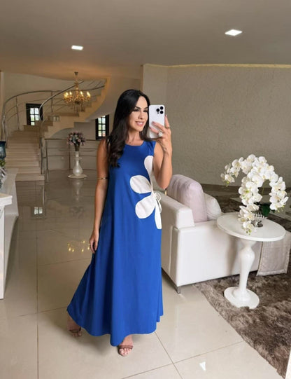 Louise – Ärmlös maxiklänning med blomapplikation