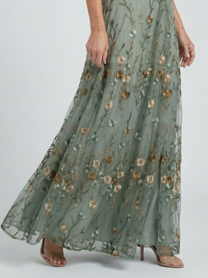 Tove – Halter maxiklänning med blommönster och flödande kjol