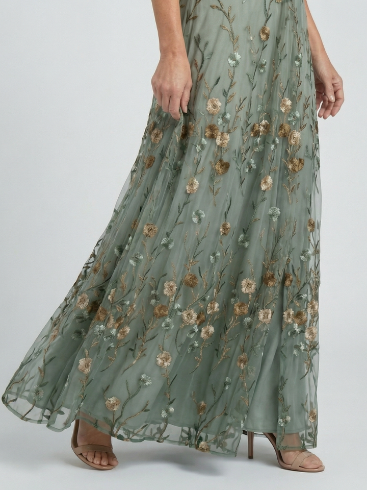 Berit – Broderad maxiklänning med blomsterdetaljer