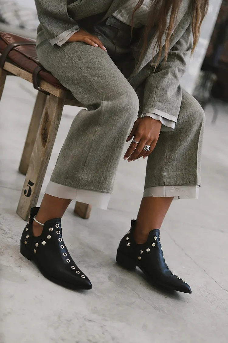 Jenny – Spetsiga nitade ankelboots