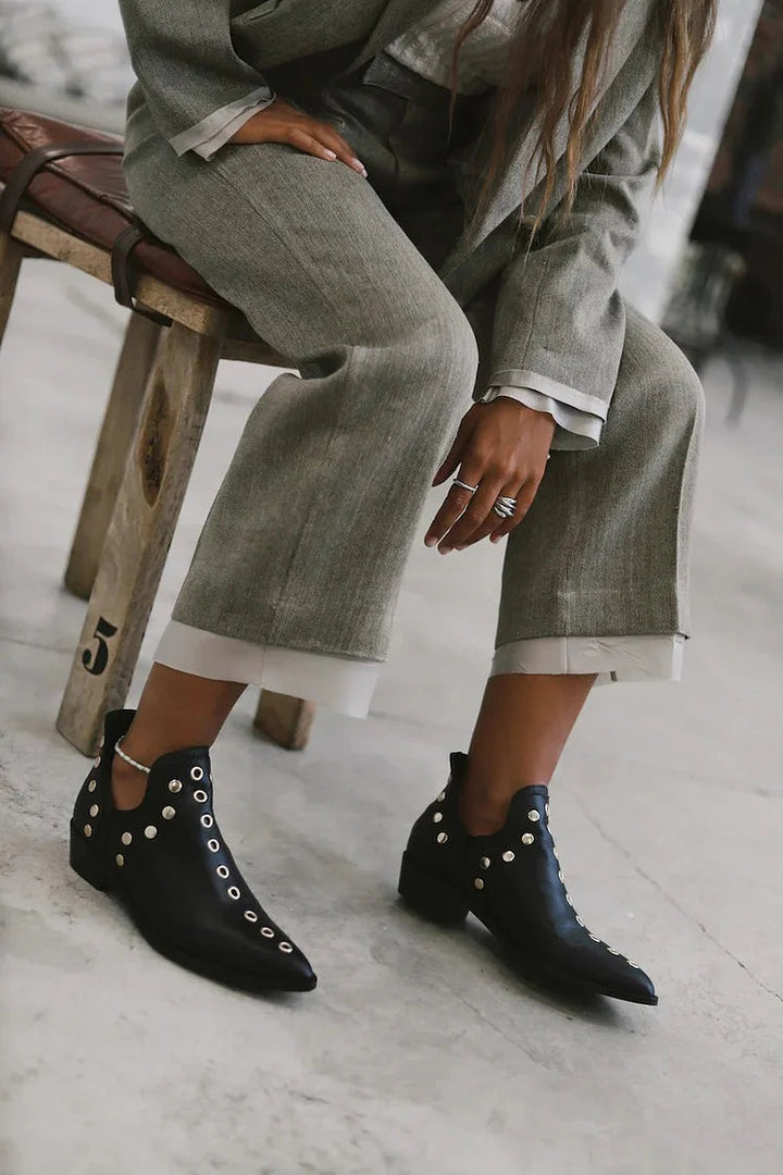 Jenny – Spetsiga nitade ankelboots
