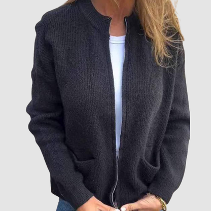 Pernilla – Stickad kofta med dragkedja och fickor