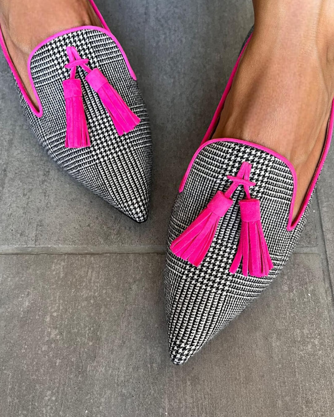 Magdalena – Spetsig loafer med fluofärgade fransar
