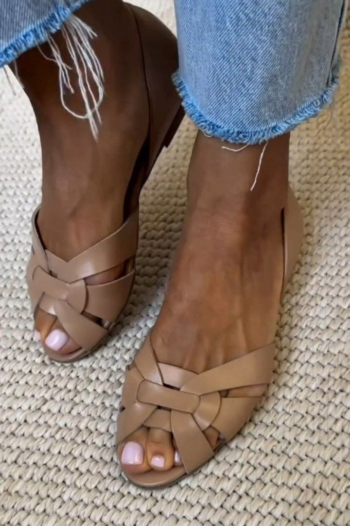 Beata – Flätad peep toe-sandal med korsade remmar