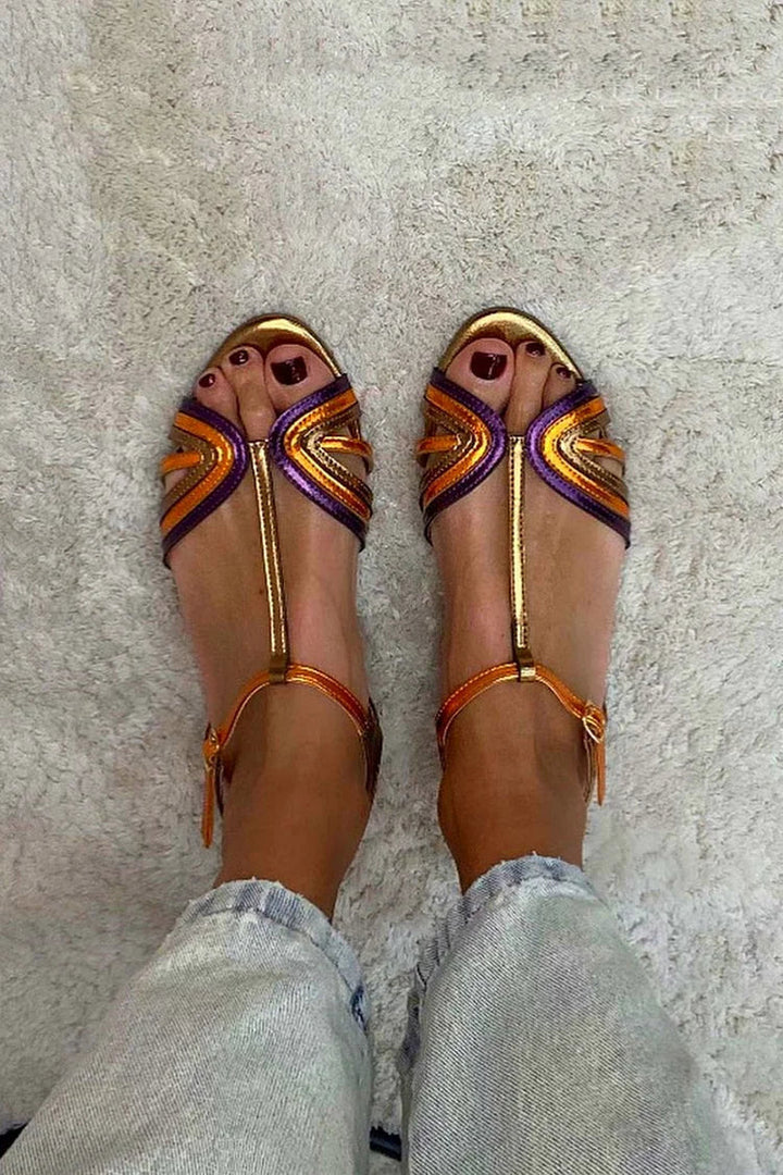 Lovisa – Platta sandaler med T-rem och spänne