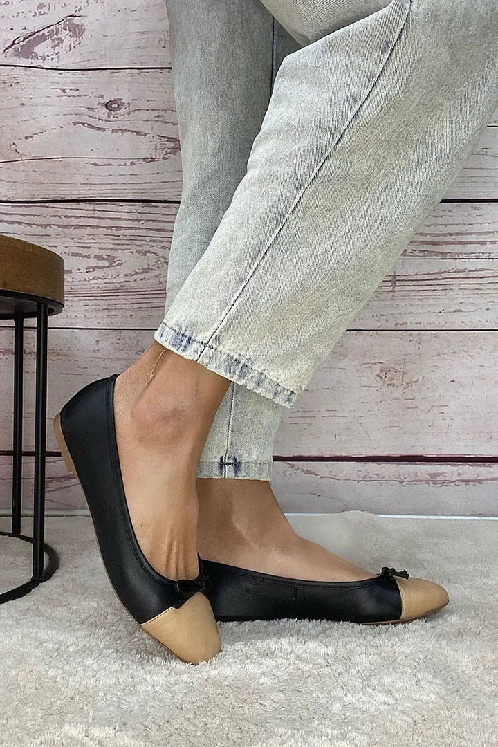 Camilla – Ballerinaskor med rosett och rund tå