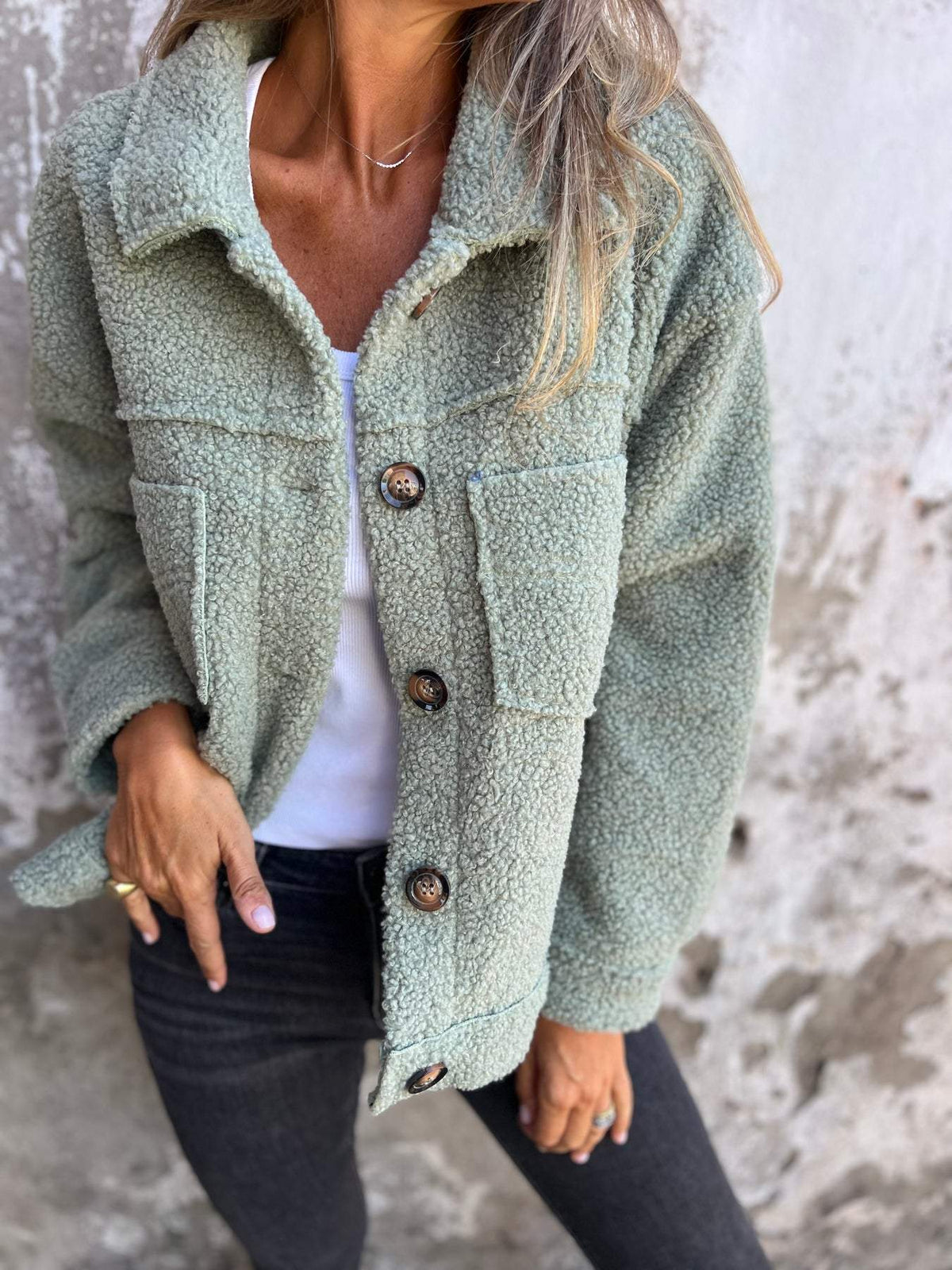 Linnea – Mysig teddyjacka med knappar