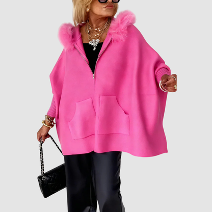 Greta – Ponchokappa med fluffig huva