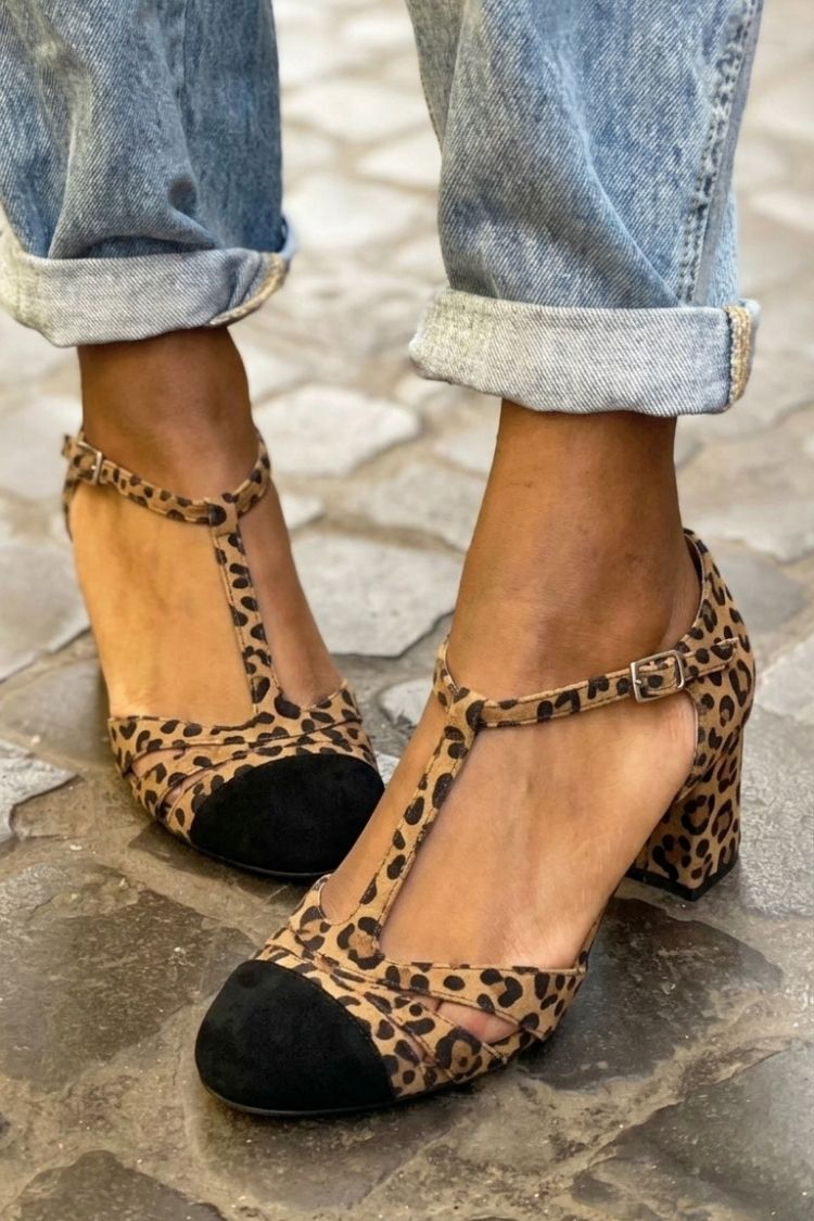 Agneta – Klacksandal med T-rem och cut-out