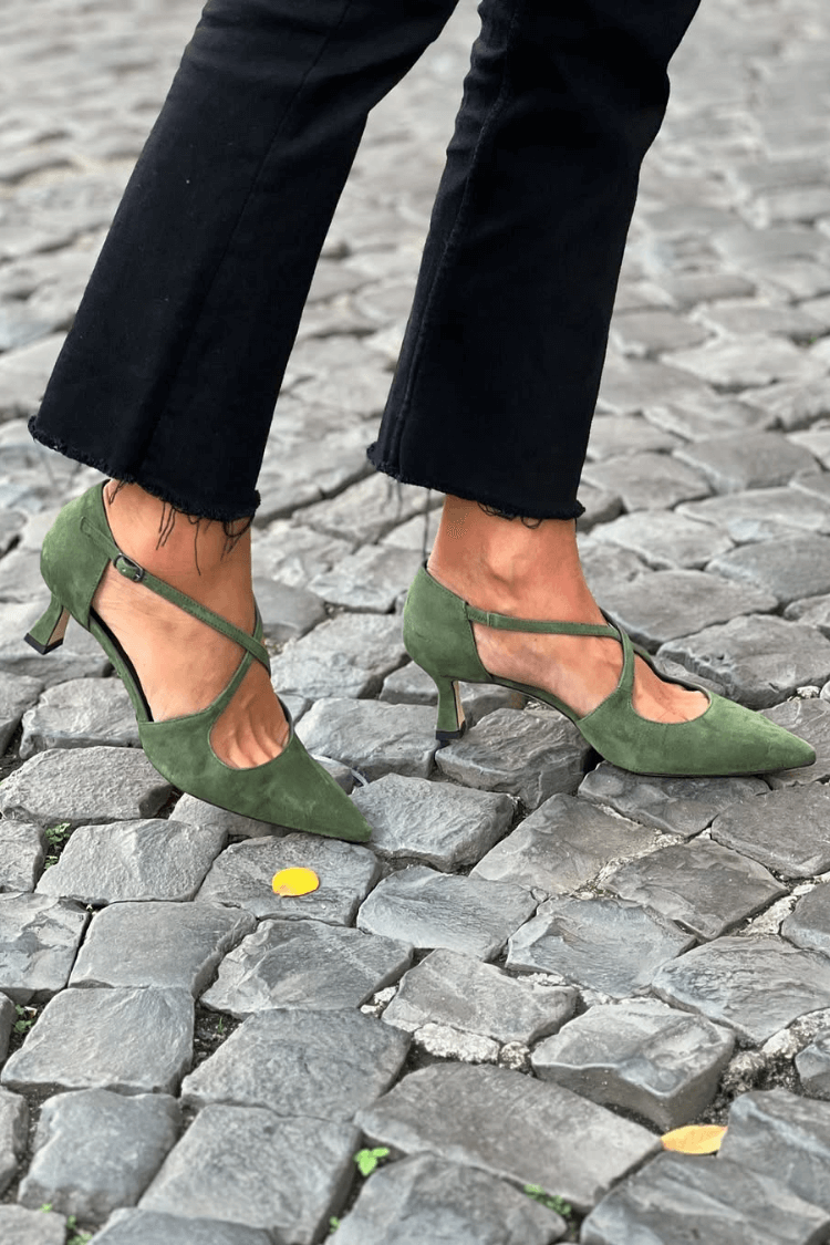 Ida – Spetsig kitten heel med korslagda remmar
