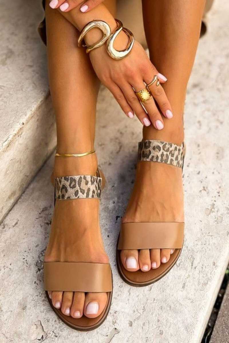 Stina – Platta sandaler med leopardmönstrad rem
