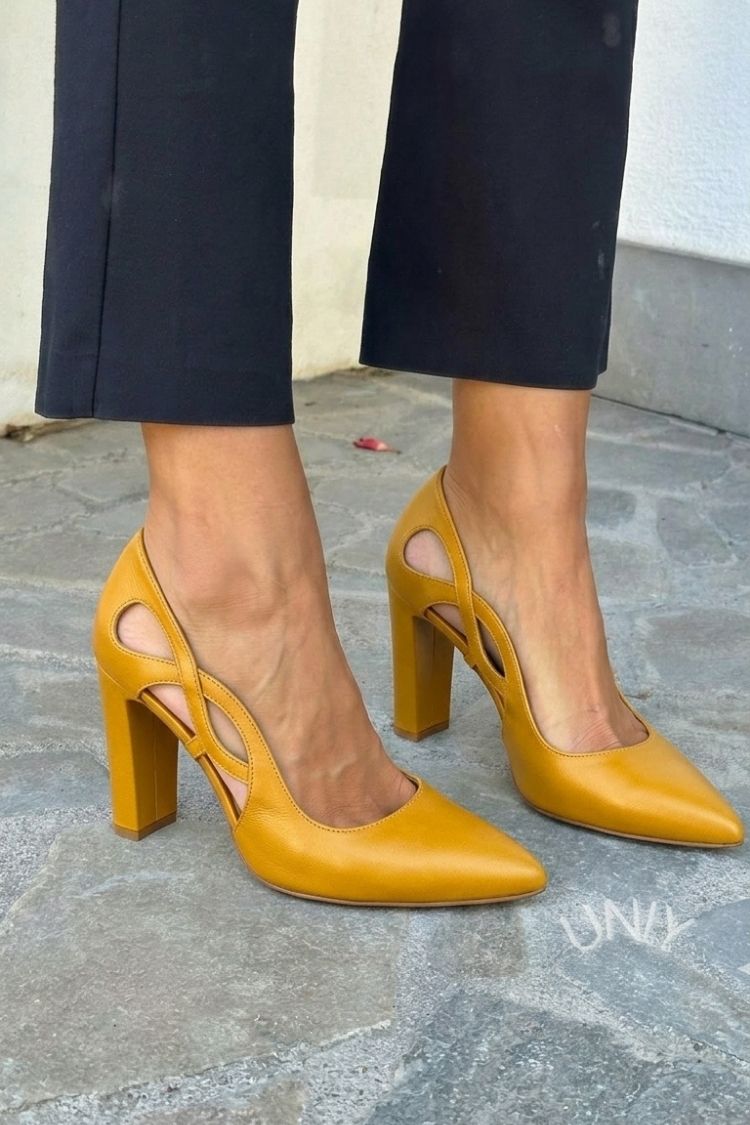 Agneta – Spetsig pump med cut-out och blockklack