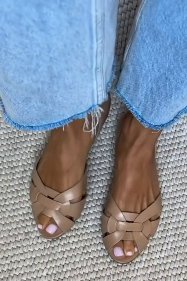 Beata – Flätad peep toe-sandal med korsade remmar