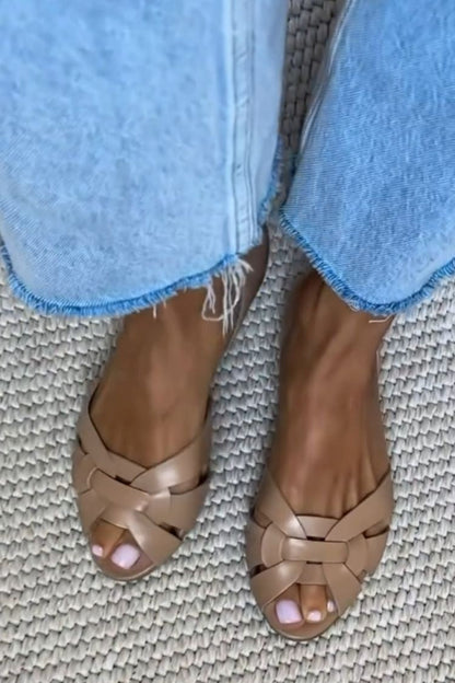 Beata – Flätad peep toe-sandal med korsade remmar