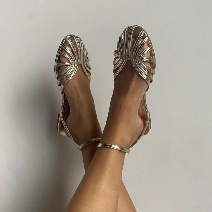 Helena – Utskurna ballerinasandaler med ankelbandsspänne