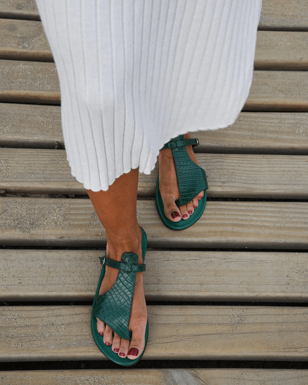 Svea – Platta sandaler med krokodilmönstrat remband