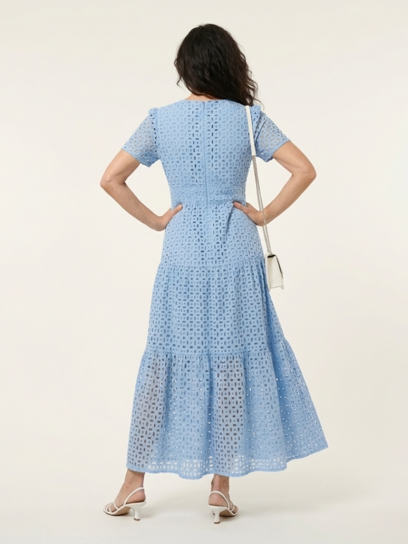 Karin – Broderad maxi med skiktad kjol