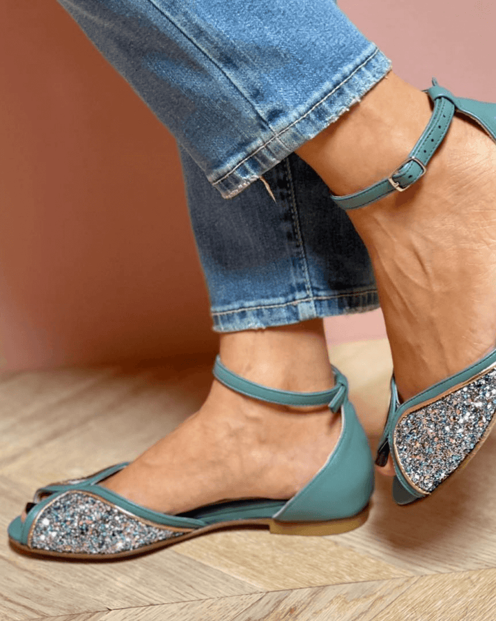 Viveka – Platta sandaler med glitterdetaljer