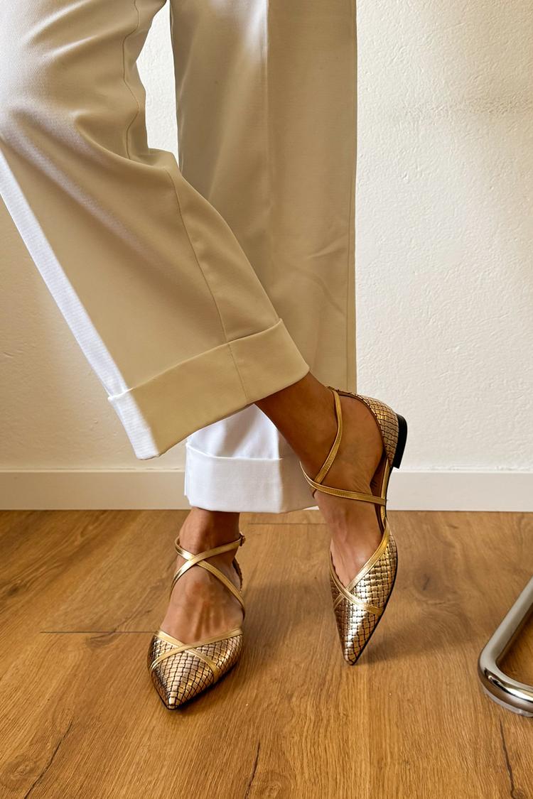 Karin – Spetsig ballerina med korslagda remmar