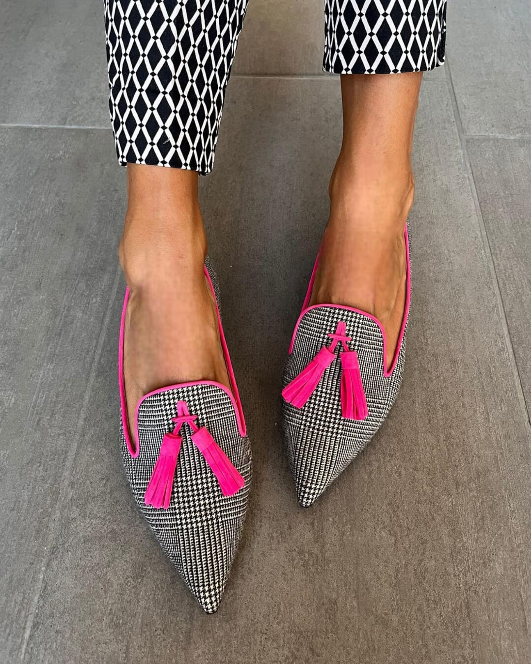 Magdalena – Spetsig loafer med fluofärgade fransar