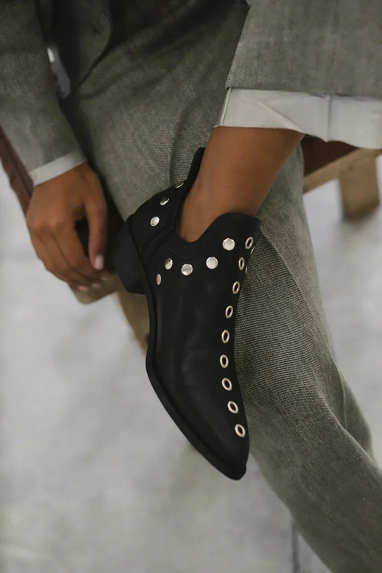 Jenny – Spetsiga nitade ankelboots