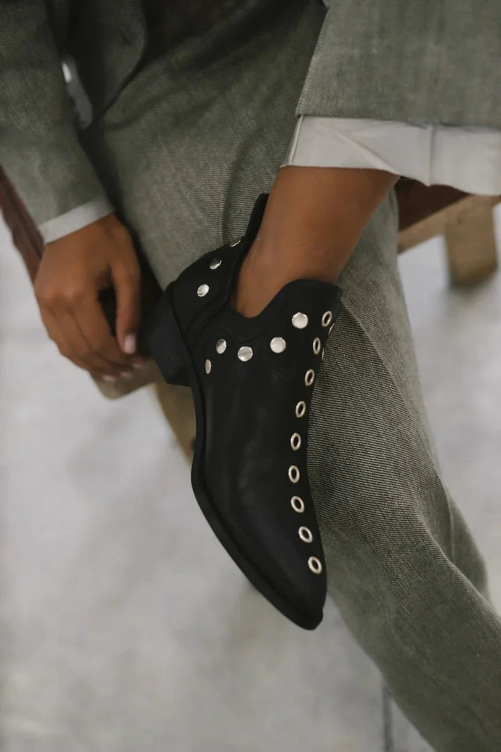 Jenny – Spetsiga nitade ankelboots