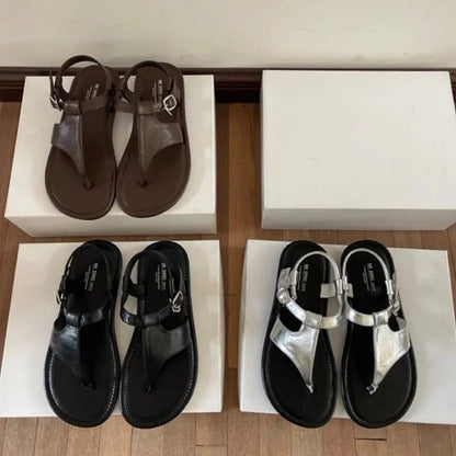 Filippa – Platta sandaler med tåskilje och spänne