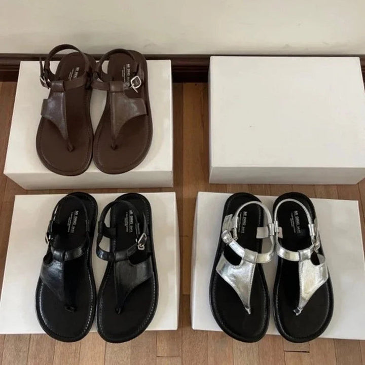 Filippa – Platta sandaler med tåskilje och spänne