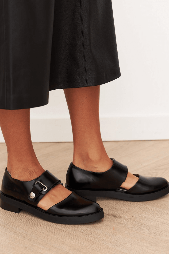 Svea – Loafers med spänne och cut-out detalj