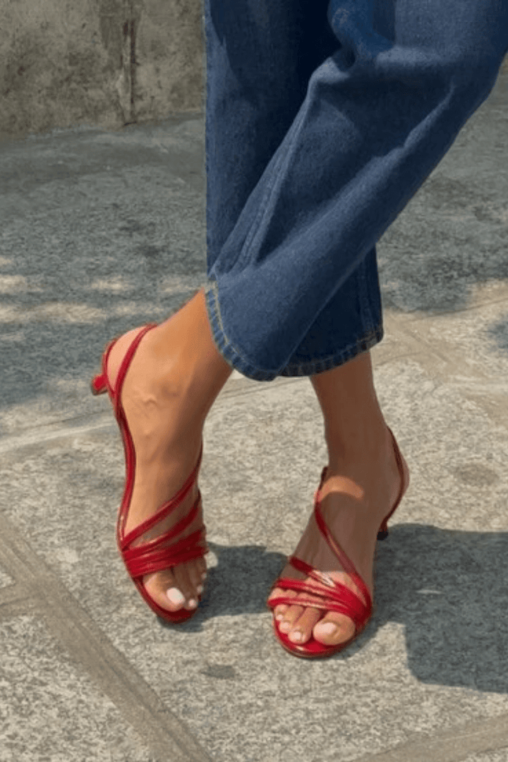 Ragnhild – Platta sandaler med korsade remmar