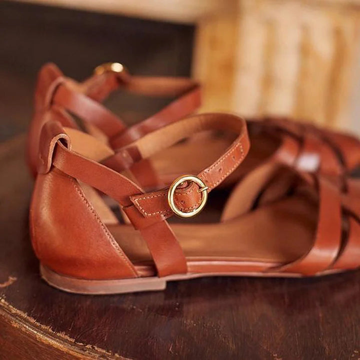 Camilla – Flätade sandaler med ankelbandsspänne