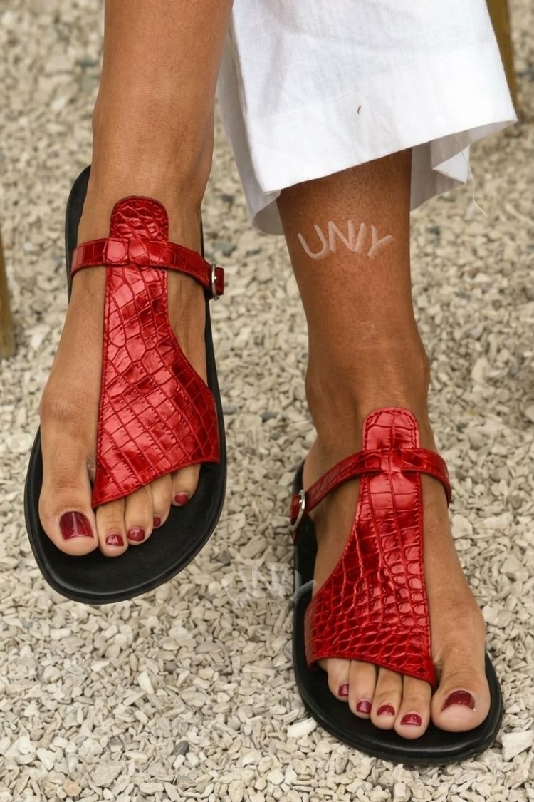 Svea – Platta sandaler med krokodilmönstrat remband