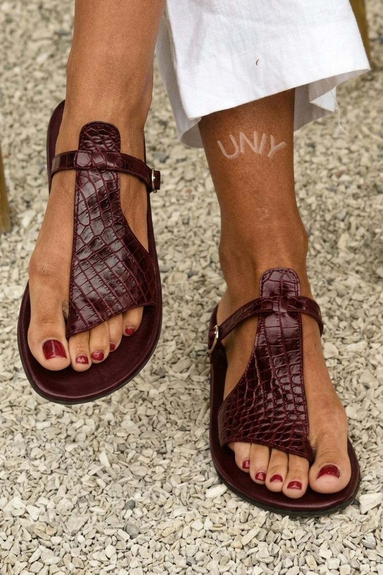 Svea – Platta sandaler med krokodilmönstrat remband
