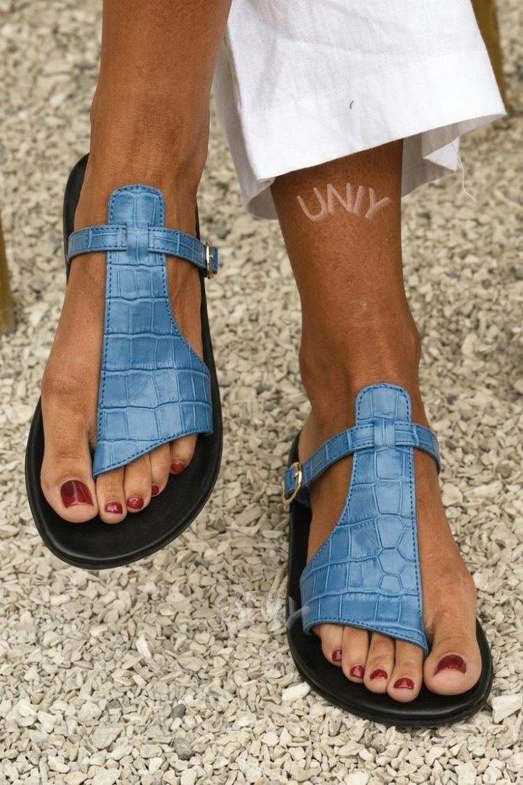 Svea – Platta sandaler med krokodilmönstrat remband