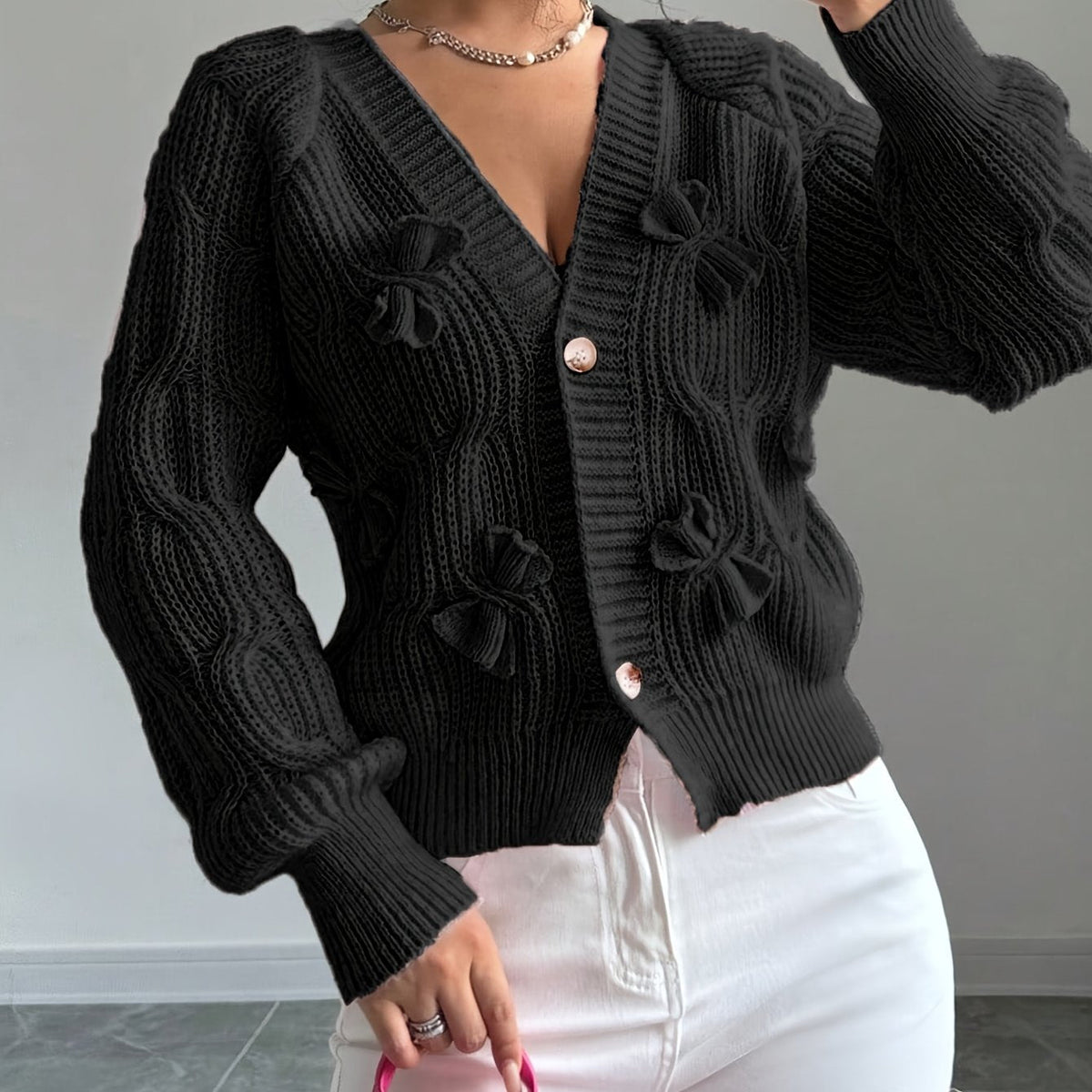 Lilly – Stickad kofta med rosettdetaljer