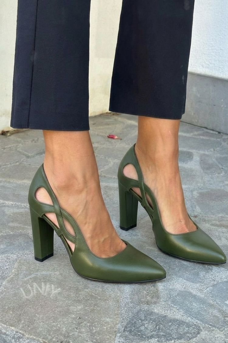 Agneta – Spetsig pump med cut-out och blockklack