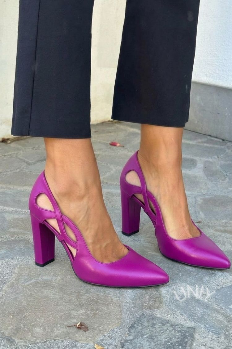 Agneta – Spetsig pump med cut-out och blockklack