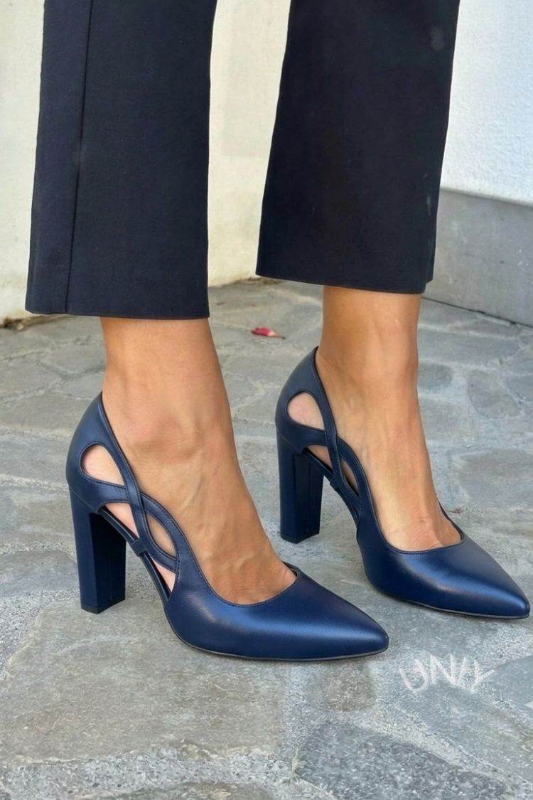 Agneta – Spetsig pump med cut-out och blockklack