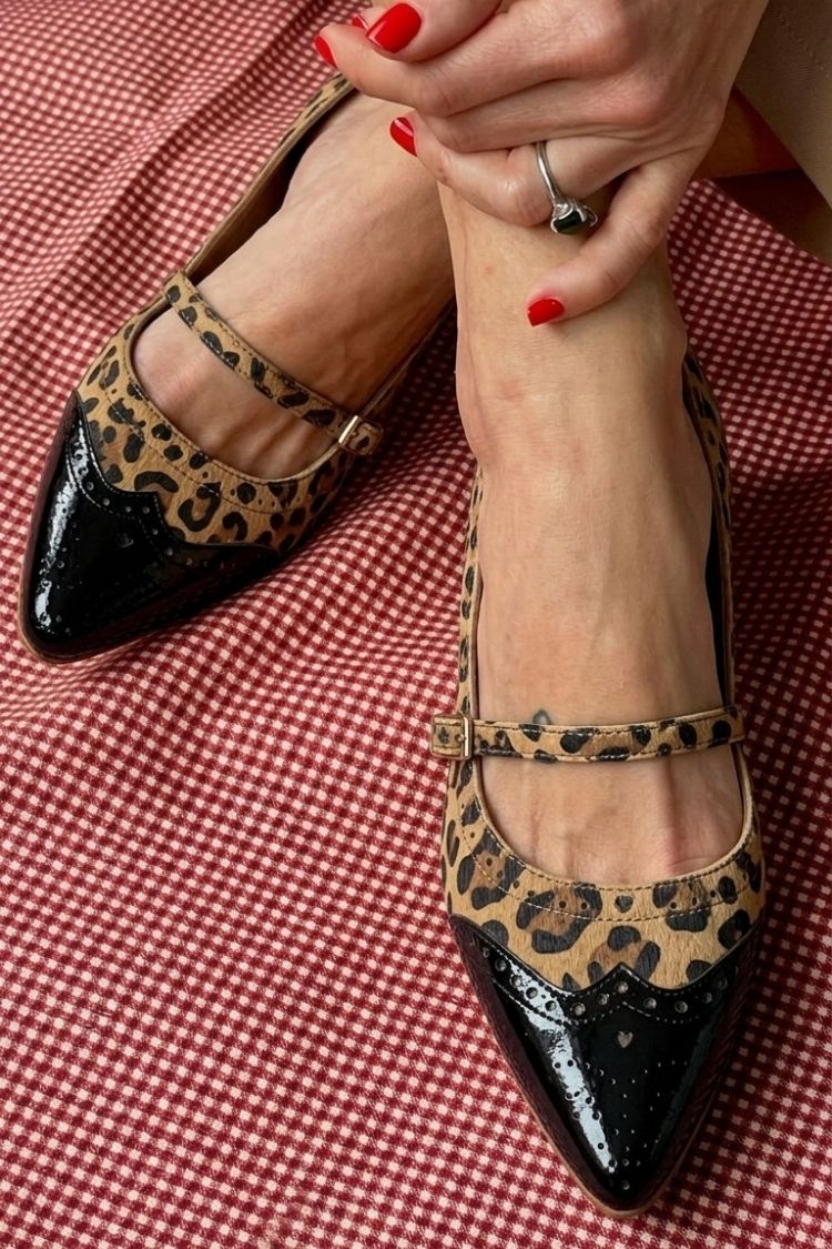 Svea – Spetsig ballerina med brogue-detaljer