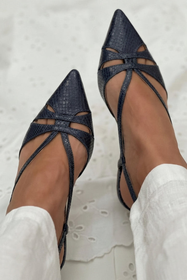 Signe – Spetsig kitten heel med smala remmar